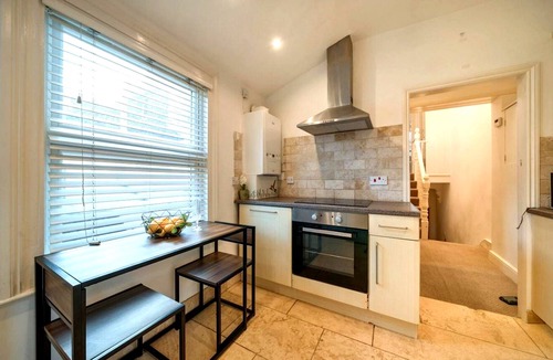 Plumstead Apartment | Quiet London Flat Free Parking 6-min Elizabeth Line Near Greenwich & O2