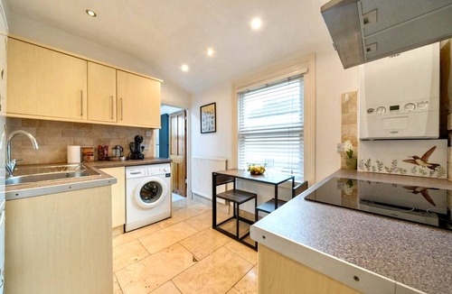 Plumstead Apartment | Quiet London Flat Free Parking 6-min Elizabeth Line Near Greenwich & O2