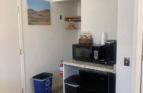 Keene Apartment | "Quinn" tessential Railfan Accommodation 2 People 13& Up, 1 Bedroom, 1 Bathroom