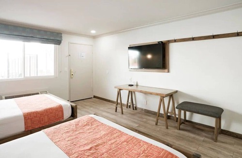 Ramona Cabin | Quite & Clean 2 Queen Bed Room in Ramona Wineries