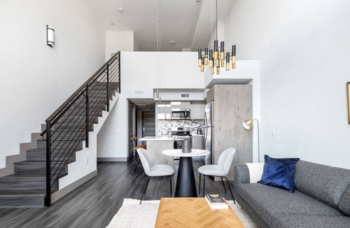 Mid-Wilshire Apartment | Rad Mid-Wilshire 1BR Loft w/ Gym, W/D, Pool, near Shops, by Blueground