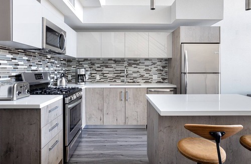 Mid-Wilshire Apartment | Rad Mid-Wilshire 1BR Loft w/ Gym, W/D, Pool, near Shops, by Blueground