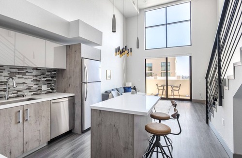 Mid-Wilshire Apartment | Rad Mid-Wilshire 1BR Loft w/ Gym, W/D, Pool, near Shops, by Blueground