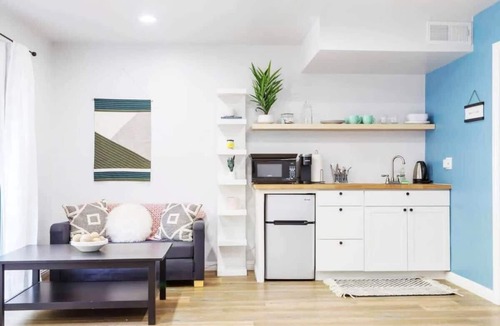 Valley Glen House | Radiant Studio near Universal Studios