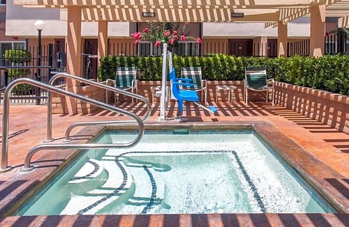 Raisin Hotel | Ramada by Wyndham Fresno North