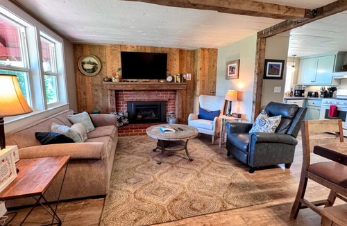 Mariposa Cabin | Rare 12-Guest Cabins w/Hot Tubs, Fire Pits & Pets