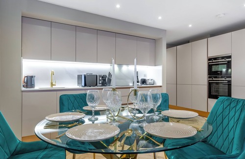 Abbey Road Apartment | Rate Reduction - 2BR Abbey Road Location of Beatles Famous Photo - Private Patio