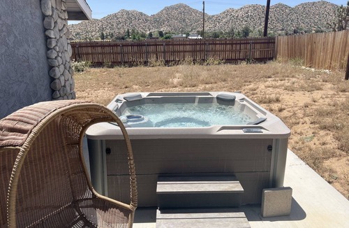 Pioneertown House | 🏜️Rawhide Ranch - Walk to Pappy and Harriet's with HOT TUB!🏜️