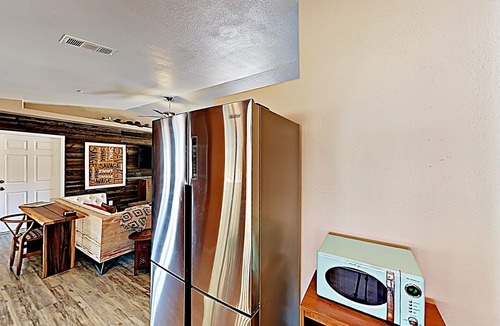 Pioneertown House | 🏜️Rawhide Ranch - Walk to Pappy and Harriet's with HOT TUB!🏜️