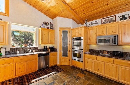 Eagle Mountain Estates Cabin | Rebel Ridge Retreat by Destination Big Bear : Gorgeous Mountain Views Backing to Nature Preserve in Eagle Mountain Estates! 2 Master Suites! Hot Tub! Pet Friendly!