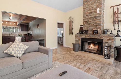 Big Bear House | Redwood Elegance -Floor to ceiling windows! Couples, Smart TV, Views, Deck