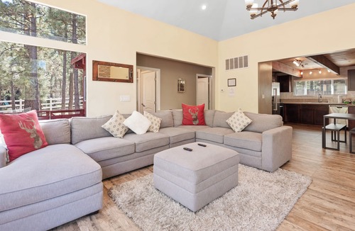 Big Bear House | Redwood Elegance -Floor to ceiling windows! Couples, Smart TV, Views, Deck