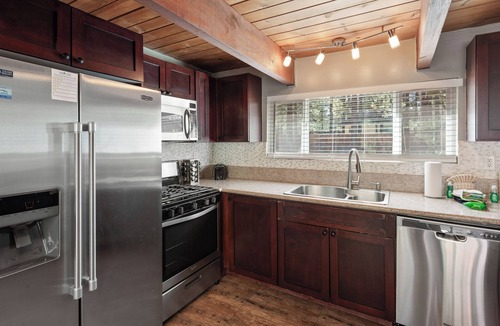 Big Bear House | Redwood Elegance -Floor to ceiling windows! Couples, Smart TV, Views, Deck