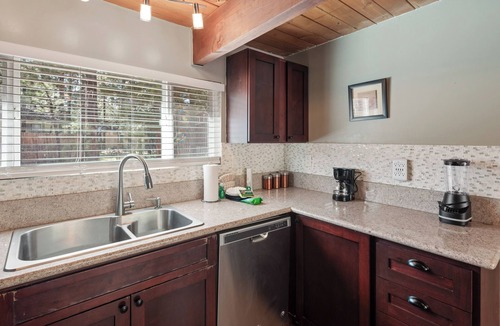Big Bear House | Redwood Elegance -Floor to ceiling windows! Couples, Smart TV, Views, Deck