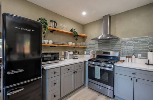 Joshua Tree House | Reel House - Pool, Hot Tub, A/C, BBQ, 100in projector Movie Room, Pet Friendly!