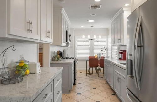 South of Conant House | Refreshing Escape- Hot Tub- Games- Sleeps 10