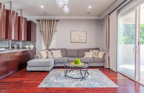 Valley Glen House | Regal 4 bed with hot tub close to Universal sleeps 15