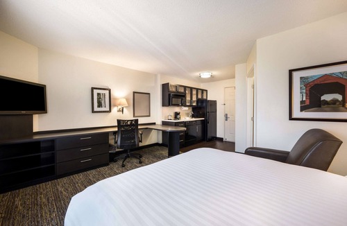 Irvine Hotel | Relax and Unwind! Full Kitchen, Pet-Friendly Property, Parking!