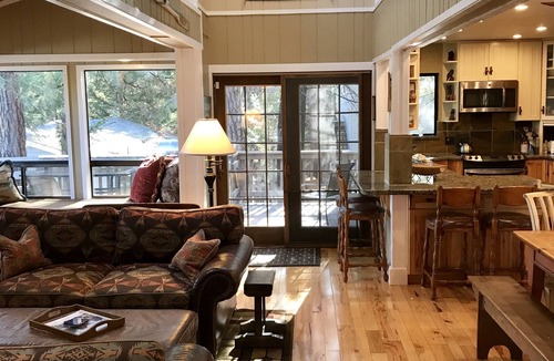 Groveland House | Relax at Lake Front Luxury Lodge-Near Yosemite-Pool Table-Private Dock and Lake