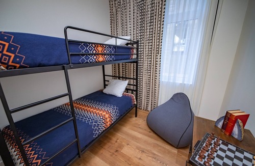 Mammoth Lakes Hotel | Relax in Spacious Alpine Room with Shuttle, Gear Rentals & Sherwin Lakes