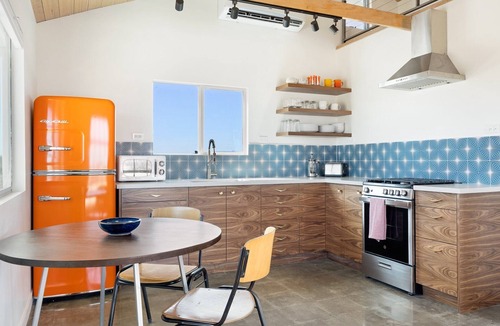 Landers House | 🌵 Relax in Style at The Green Jackrabbit - Hot Tub, Record Player + Endless Desert Views 🌵