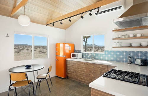 Landers House | 🌵 Relax in Style at The Green Jackrabbit - Hot Tub, Record Player + Endless Desert Views 🌵