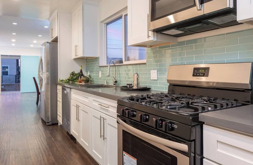 Oakland House | Relax in the bay. City View. Free parking on site.
