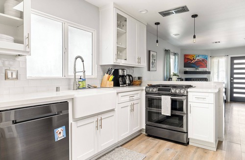 San Fernando House | Relaxation at its finest! Modern cozy home with WiFi and AC in San Fernando
