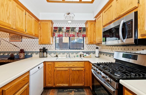 Fox Farm Cabin | Relaxation Flats by Destination Big Bear : Close to the Lake! Hot Tub! Boat Parking! Propane BBQ!