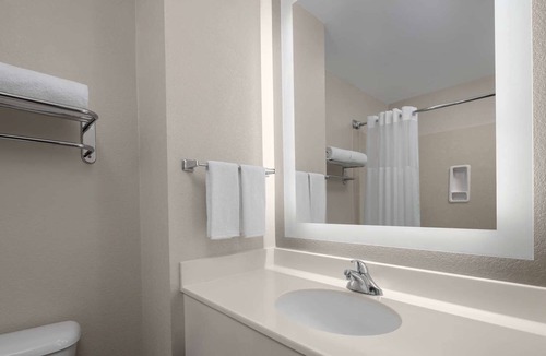 East Roseville Parkway Hotel | Relaxing Getaway! 4 Pet-Friendly Units! Close to Westfield Galleria!