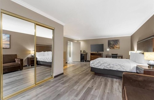 North Redondo Hotel | Relaxing Getaway w/Plush Bedding & Easy Beach Access – Great for Couples!