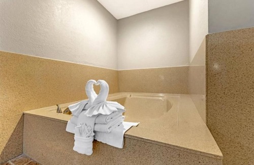 North Redondo Hotel | Relaxing Getaway w/Plush Bedding & Easy Beach Access – Great for Couples!