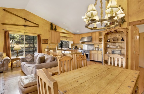Upper Moonridge Cabin | Relaxing Moonridge Mountain Log Cabin Retreat w/Pool Table