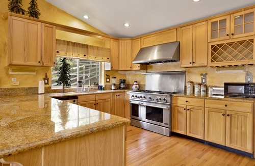 Upper Moonridge Cabin | Relaxing Moonridge Mountain Log Cabin Retreat w/Pool Table