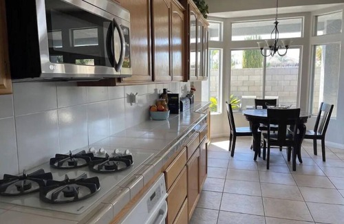 Rosedale House | Relaxing Pool and Spa Beautiful NW Bakersfield