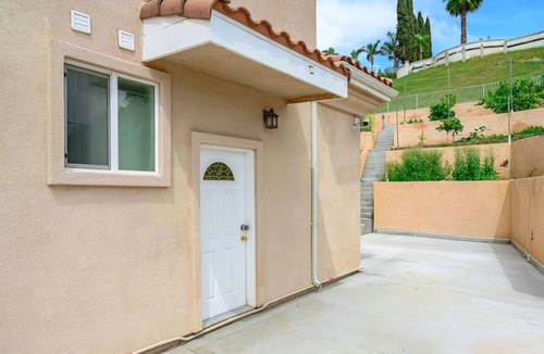 West Covina House | Relaxing Private Getaway With Bright Interiors
