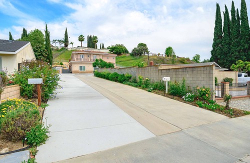 West Covina House | Relaxing Private Getaway With Bright Interiors