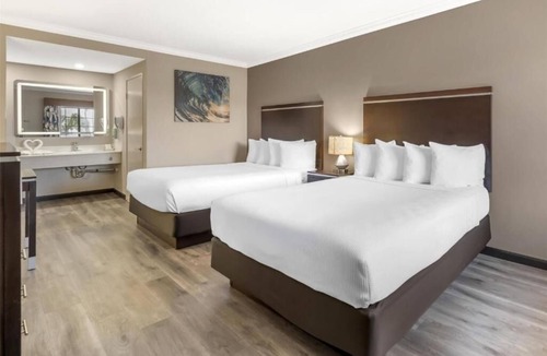 North Redondo Hotel | Relaxing Room w/Comfortable Bed + Spacious Layout Near Redondo Beach