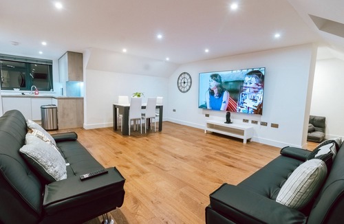 Coulsdon West Apartment | Remarkable, Penthouse - 3-bed Apartment in Purley