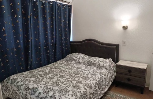 Lancaster House | Remodeled 2 Bedroom Private Home 1 Full bath/kitchen/living room w/BIG SMART TV