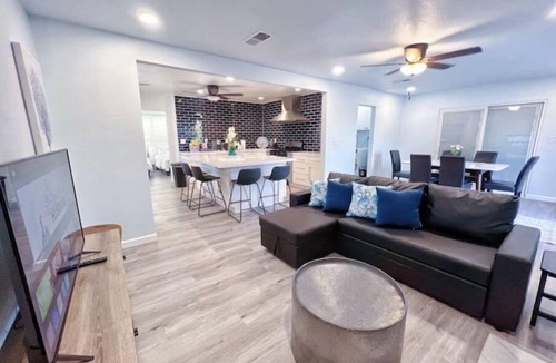 Chino House | Remodeled House Close 2 Markets DownTown Medical Centers for Long Stay Discount
