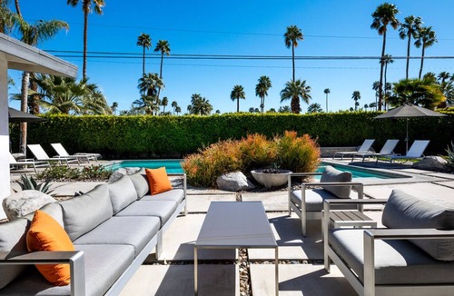 Deepwell Estates House | Remodeled Mid-Mod Home, Pool, Spa, Bocce Ball, Bikes, Fun!