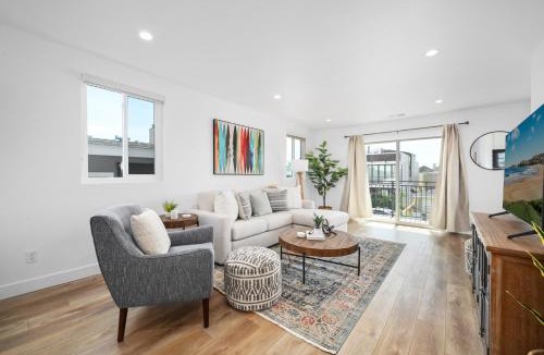 West Newport House | Remodeled - Modern - 2 Bedroom - Walk to the Beach