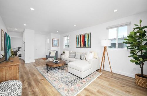 West Newport House | Remodeled - Modern - 2 Bedroom - Walk to the Beach