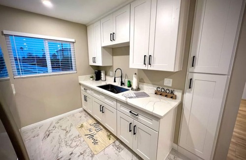 Montrose Apartment | Remodeled 2 Bed/2 Bath in the heart of Montrose!
