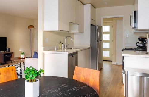 Belmont Apartment | Renovated 1BR in Belmont Near Markets and Parks