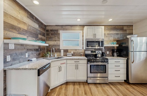 Lakeside Park Cabin | Renovated Modern Retreat with Hot Tub | Walk to Lakeside Beach & Gondola