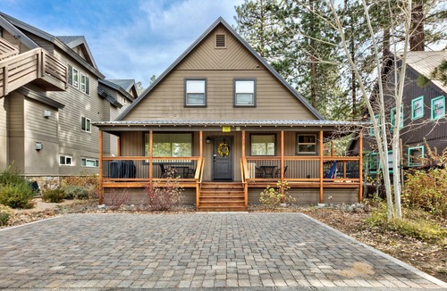 Lakeside Park House | Rental in the Heart of S Lake Tahoe — Walk to Gondola, Casinos, Beach & Dining
