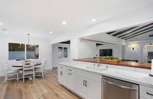 Reseda House | Reseda Luxurious Family Getaway Pets Friendly Unique Home