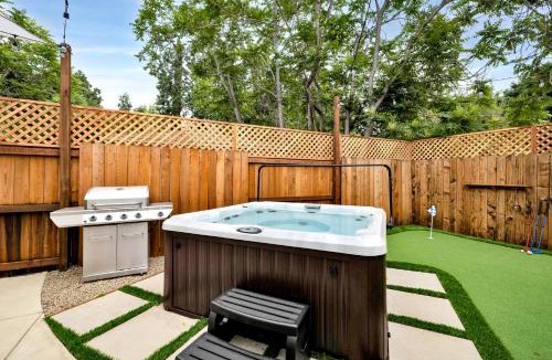 Thousand Oaks House | Retro Cottage, Hot Tub, Putting Green, walk to all